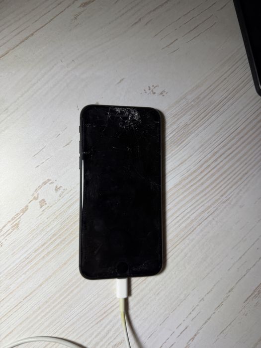 Продам iPhone 8