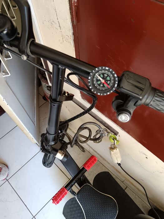 E scooter tricicleta