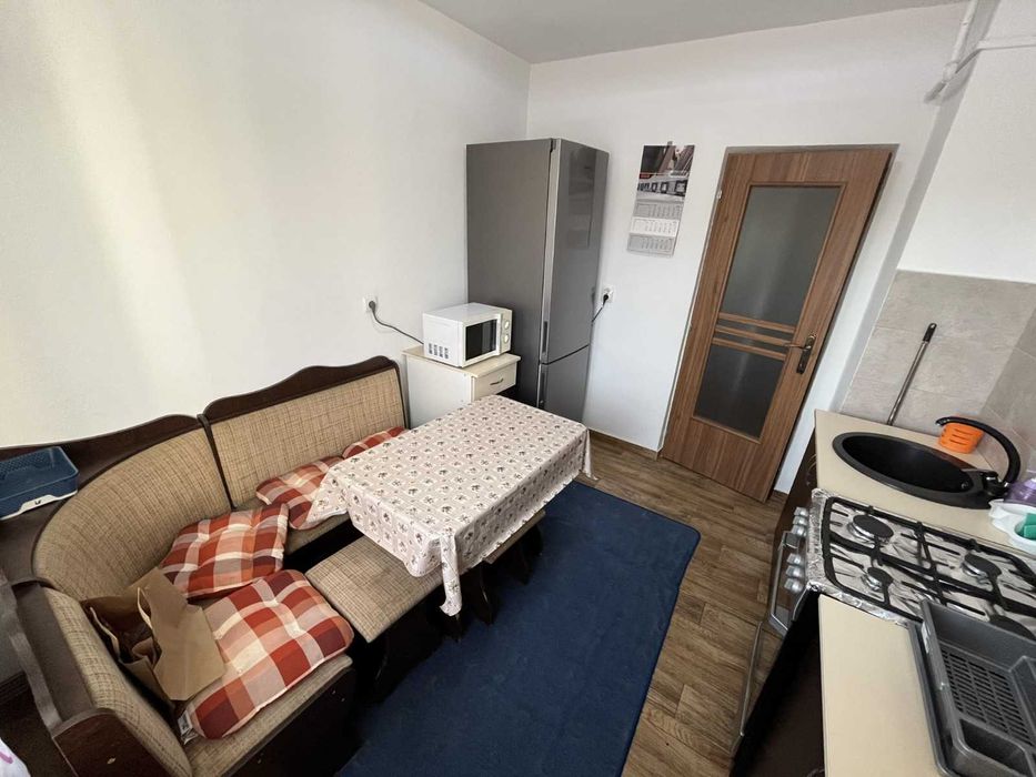 Apartament cu 3 Camere, Decomandat, Boxă la subsol, Zona Mercur-Cetate