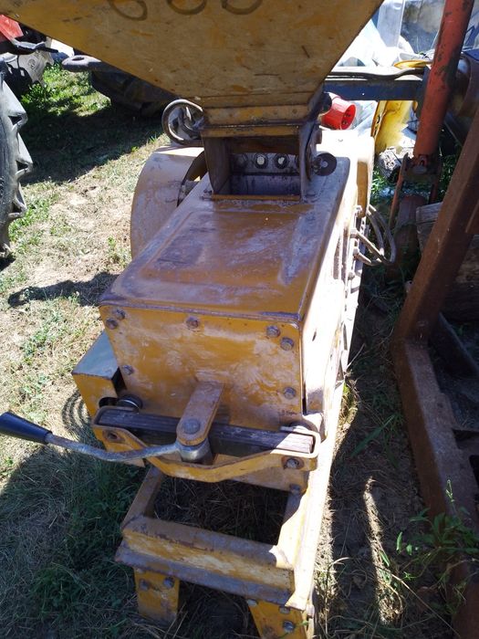 Moară cu valțuri ptr făină.. 380V