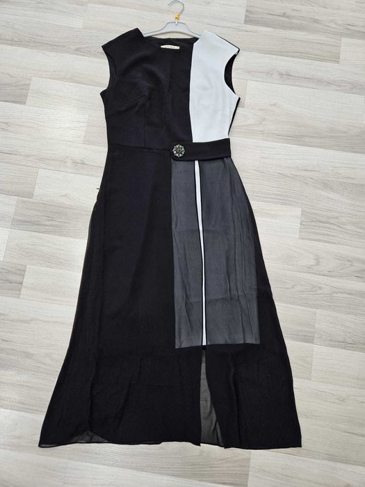 Rochie elegantă midi negru-alb, design asimetric, cu detaliu decorativ