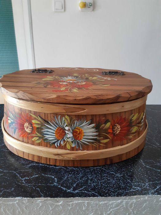 Cutie lemn ovala, pictata manual, cu capac ptr depozitare cosmetice