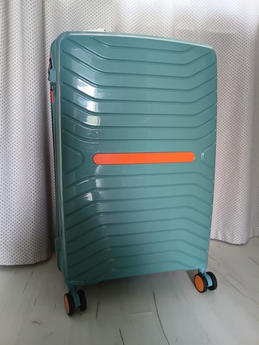 Продам чемодан новый размер L ка
