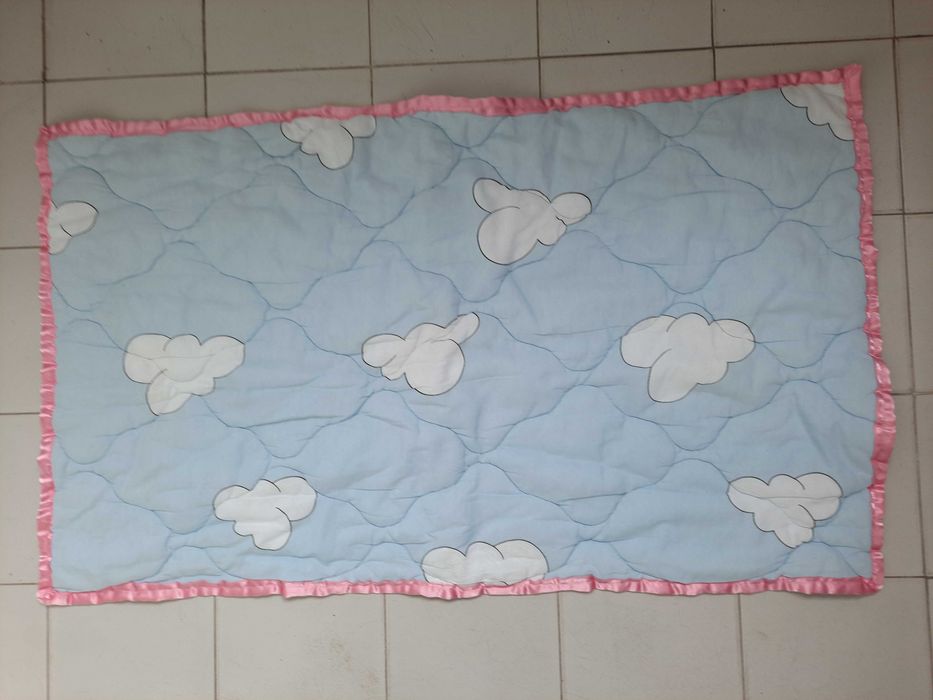 Мека подложка за повиване, олекотена завивка и възглавници за бебе