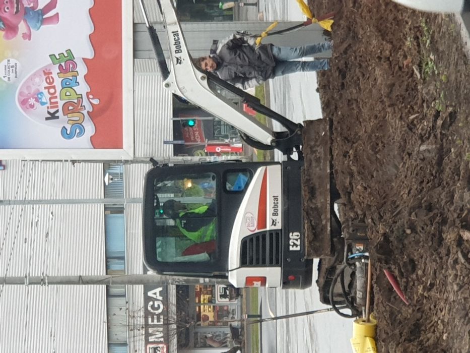 Inchiriez miniexcavator bobcat cu picon