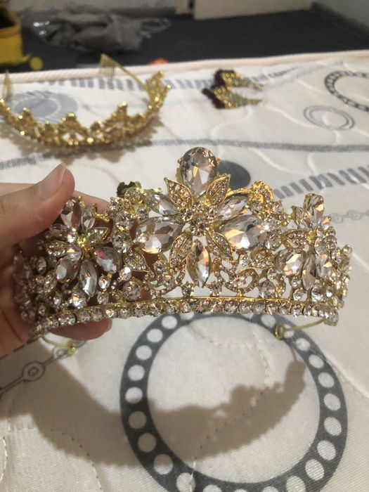 Yangi taqilmagan 2 ta karona, bitta tillaqosh va zirak.