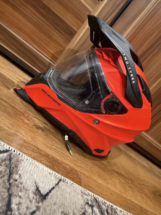 BMW Motorrad – модел с визьор и козирка (Adventure/Enduro стил).