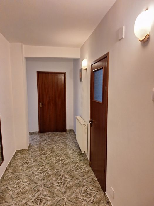 De inchiriat  apartament cu 2 camere , ultracentral, langa primarie, langa  Liceul Ioan Petrus