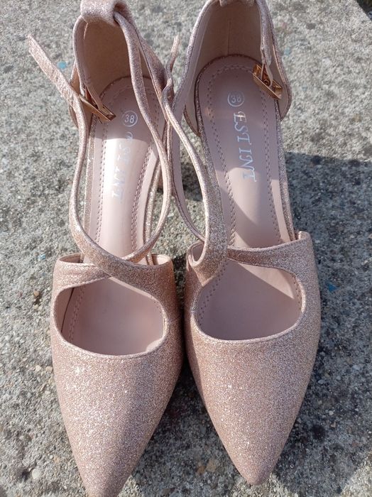 Vând pantofi de ocazie