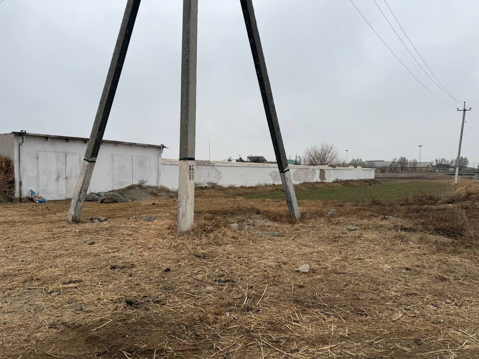 SharSharadan 1 km uzoqlikda Shovot  yo'lida joylashgan noturar bi