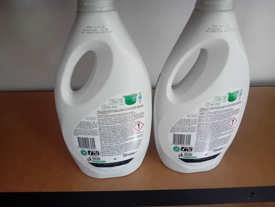 Vând detergent lichid.
