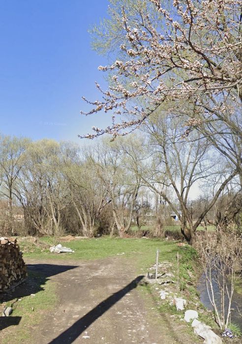 Teren intravilan in mijlocul localitatii Vulcan pe malul raului Holbus