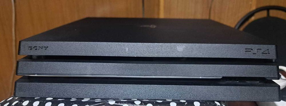 PS4 Pro 1TB + 2 joystick + 11 игры