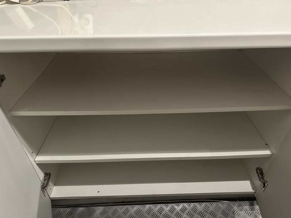 Плот с шкафове зад бар