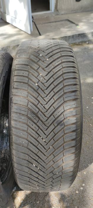 Vând 2 Anvelope Continental All season  235 55 18