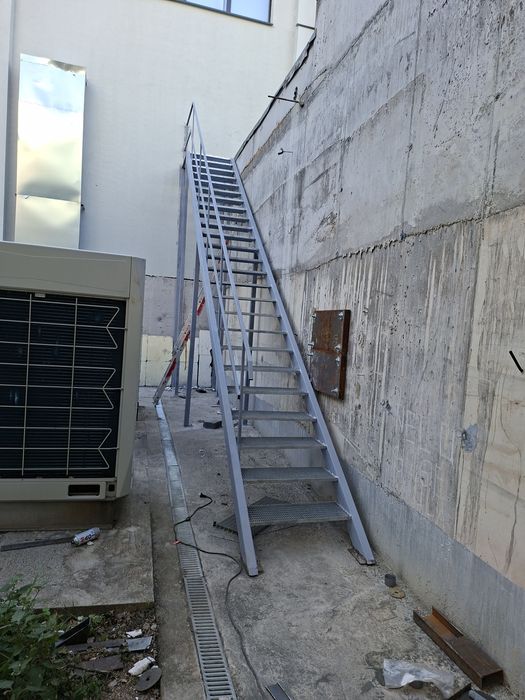 Black Friday   Confectionam scarii metalice zincate exterioare