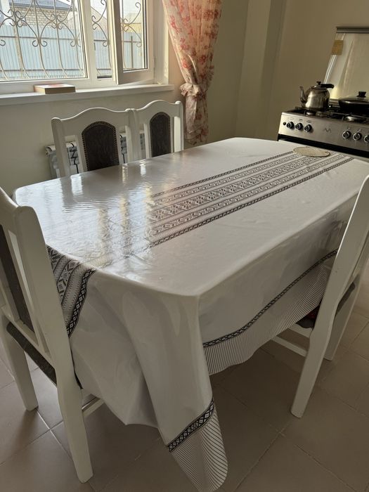 Продам гостинный стол стульями