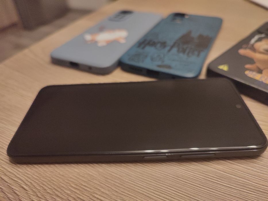 Redmi Note 11 телефон неразличим от нов. Подарък 3 бр. Калъфи за него