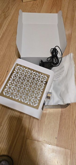 Aspirator praf manichiura