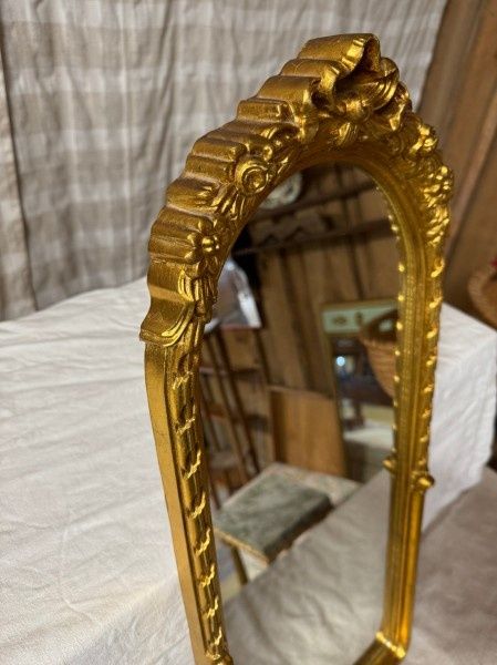 Superbă oglinda in stilul francez Louis cu o rama din lemn cu stocaturi aurii , dimensiuni 70 cm cu 28