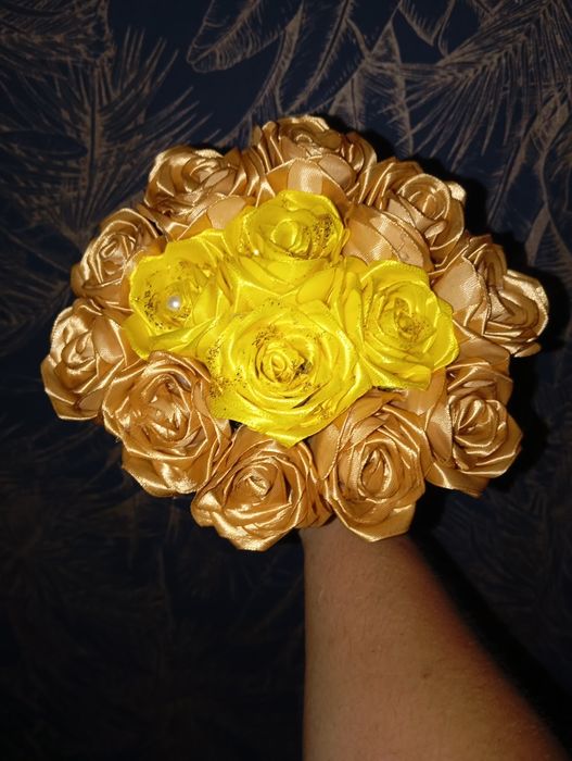 Realizez pe comanda buchete trandafirii satin pentru detalii scrieți