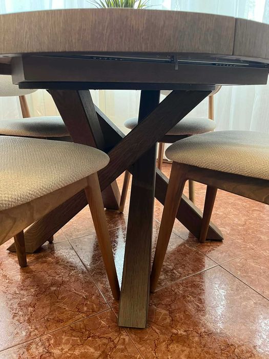 Модерни Масивни Тапицирани Столове