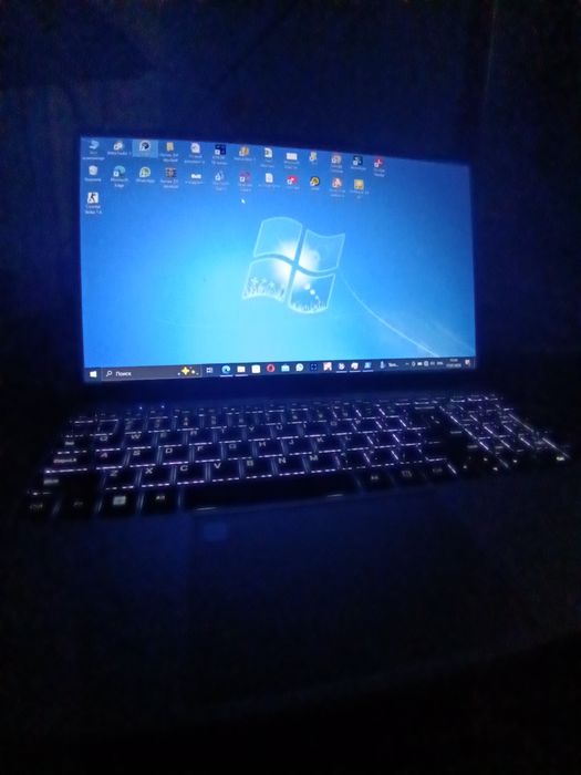 Intel Core i7-6600U, 32 GB RAM, 2 TB SSD. Holati yaxshi, tez ishlaydi.