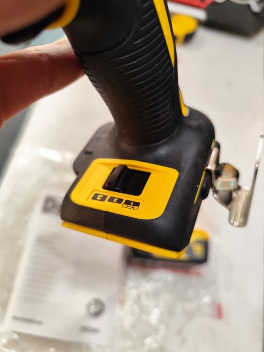 Топ модел акумулаторен импактдрайвър Девалт DeWALT DCF887 + 5Ah