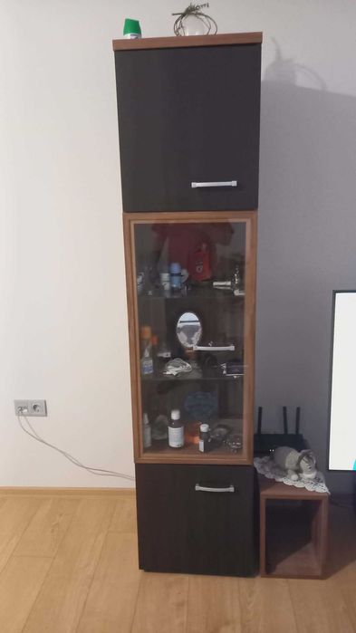 Витрина висока                                                                                                                                       .