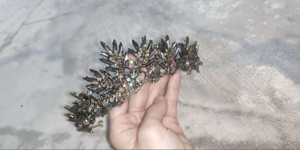 Корона в черном цвете