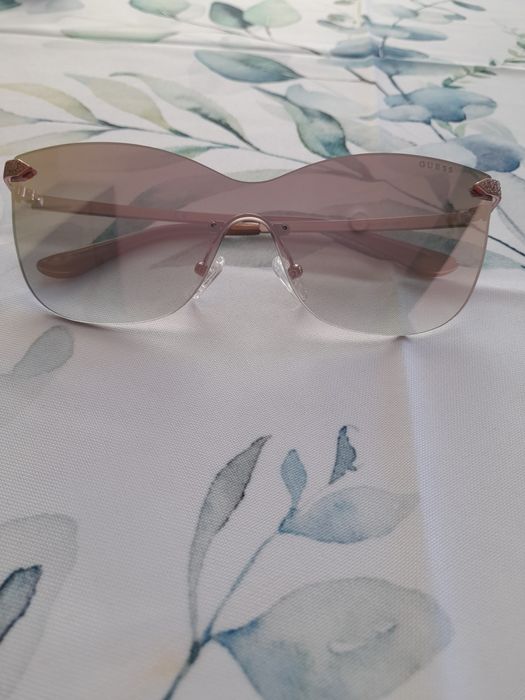 Guess - оригинални дамски слънчеви очила модел GU7549 28U
