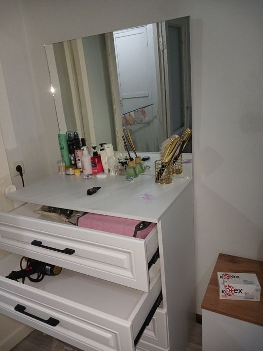 Продам Тумбочку с зеркалом