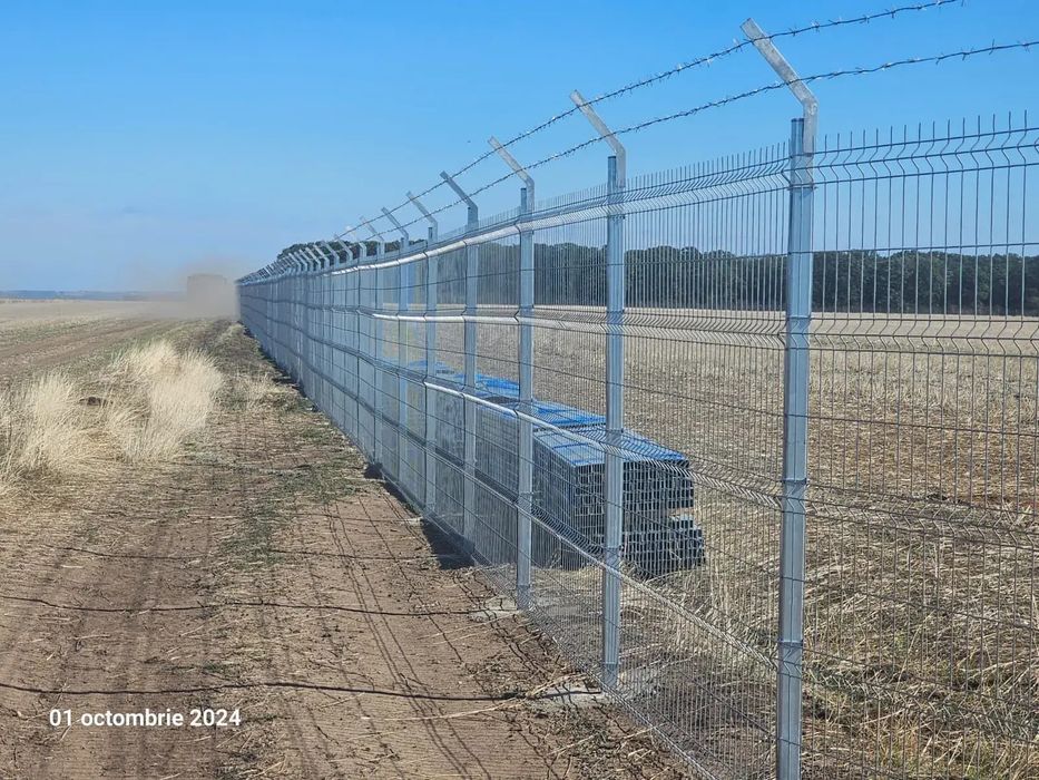 Meșter la garduri din plasă bordurata