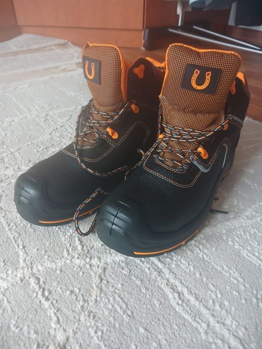 Продам ботинки новый