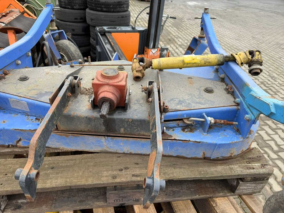 Tractor ISEKI cu accesorii : lama de zapada si cositoare