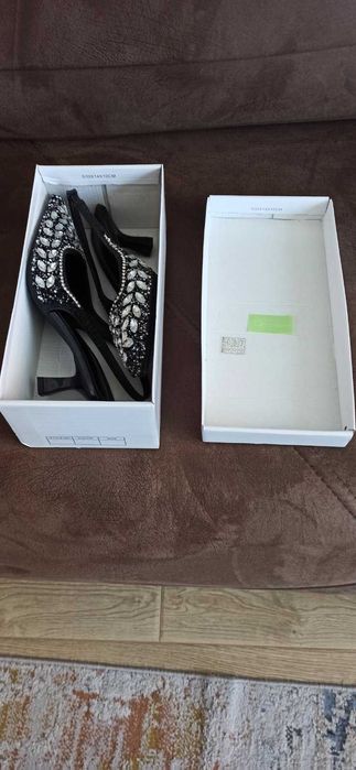 Черни полуотворен и официални обувки