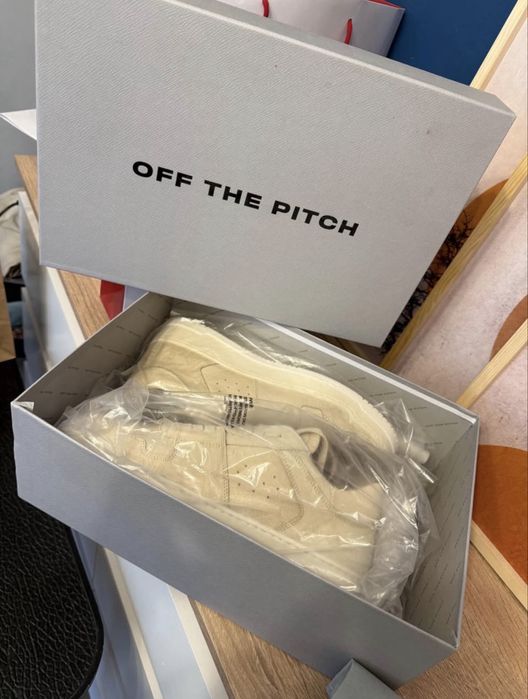 Чисто нови маратонки ‘Off the pitch’