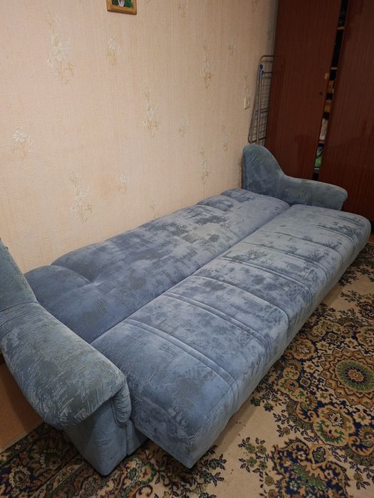 Отдам даром диван книжка