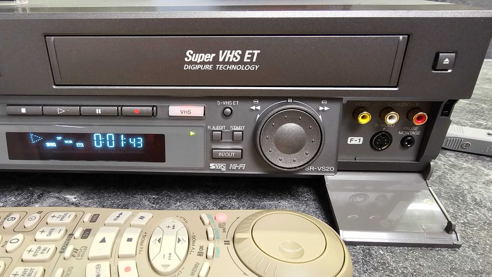 Един рядък (напълно работещ) Професионален, Mini-DV - S-VHS ET , Легендарен модел!