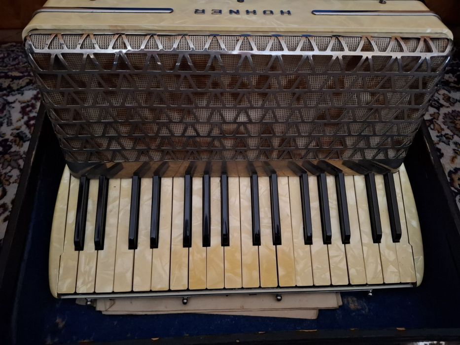 Акордеон със седефени клавиши