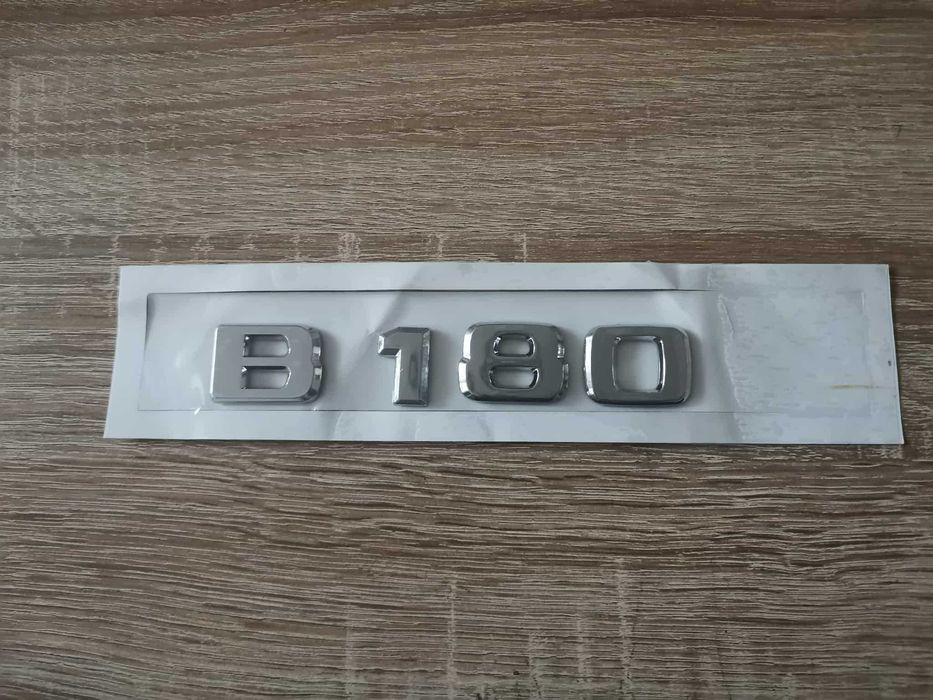 сребрист надпис Mercedes Benz B 180