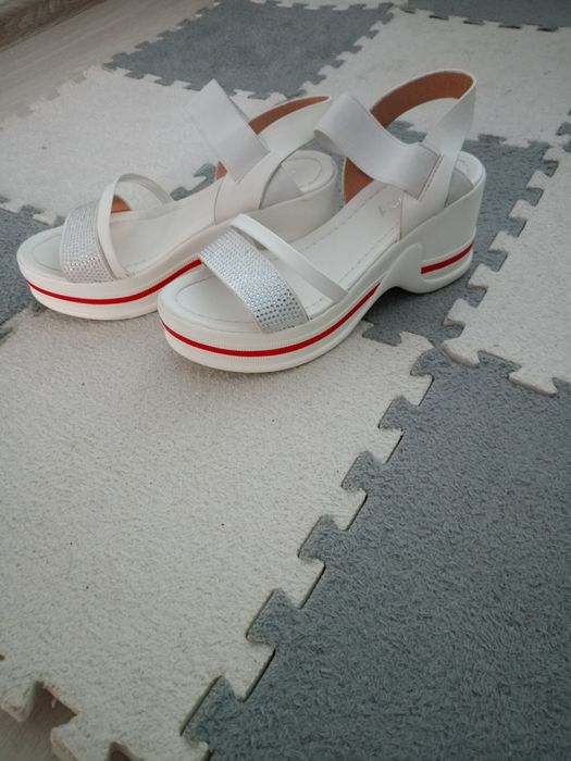 Продам  женские босоножки