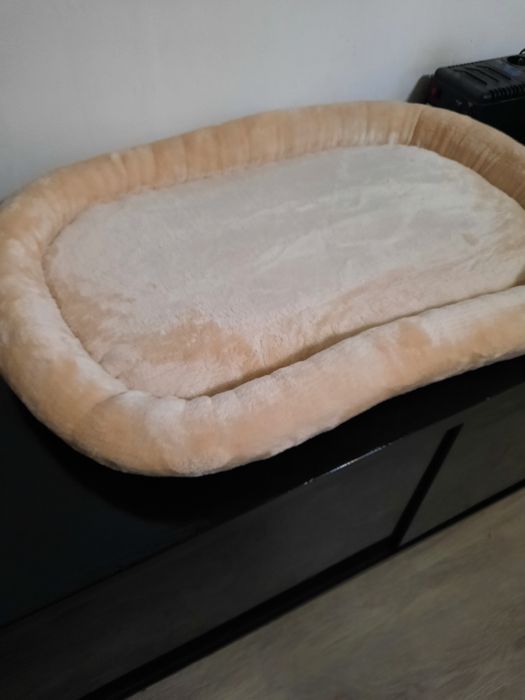 Лежанка меховая для кошек или мелких собак. Новая.