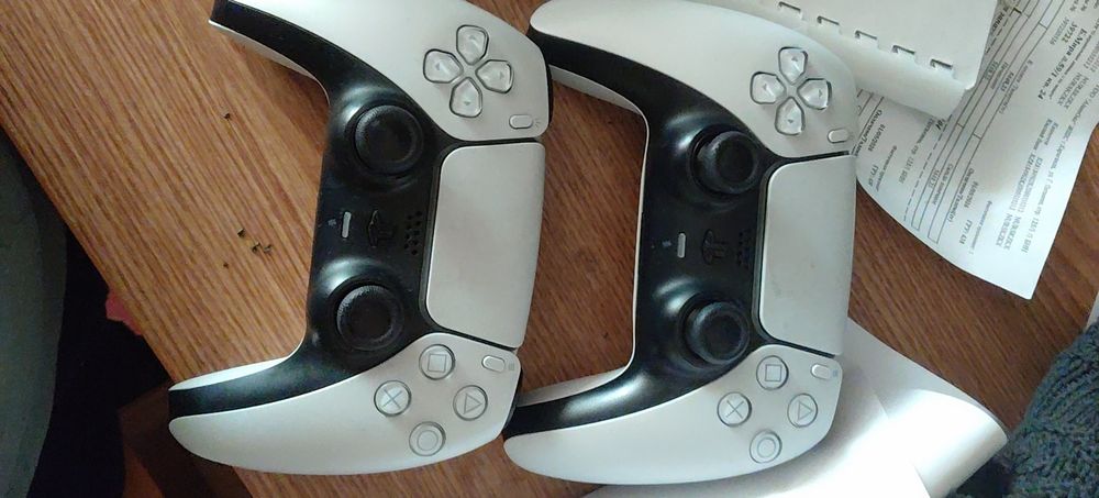 ЖК-телевизор с PS5 и контроллерами Sony (2 шт.)