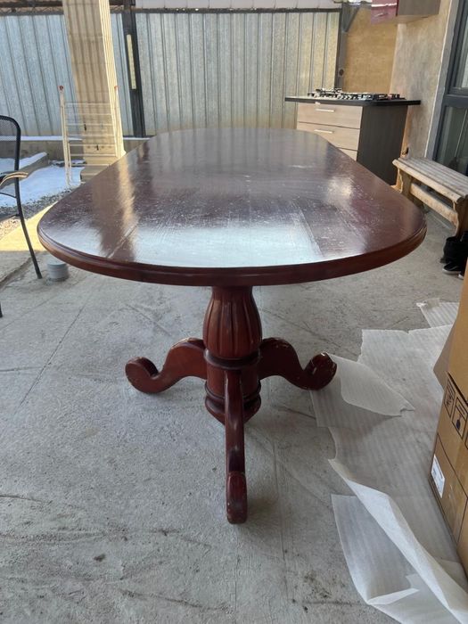 Деревяный овальный стол