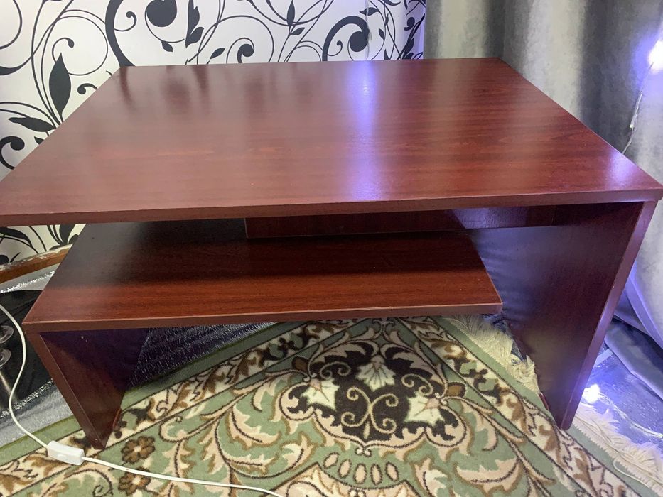 Продам столик с деффэктом