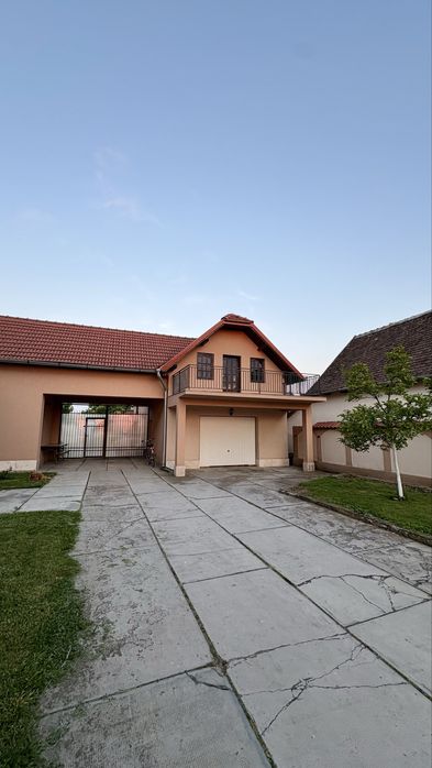 Vand casa zona linistita
