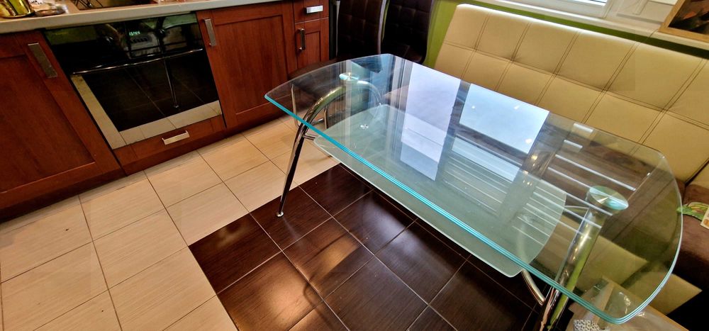 Стъклена трапезна маса с четири стола