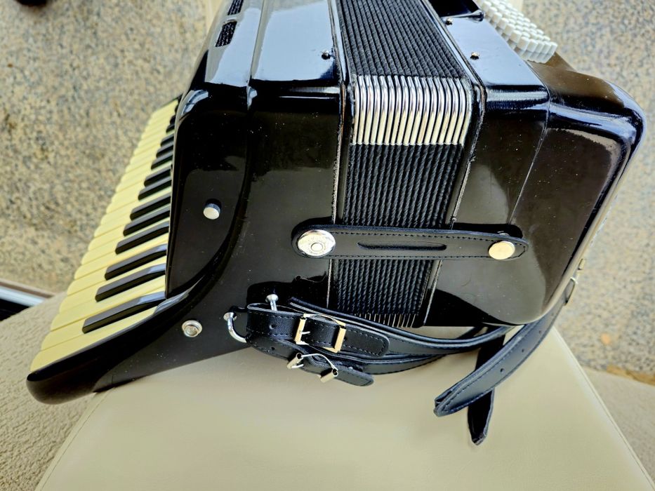 Vând acordeon Parrot cu 80 basi negru