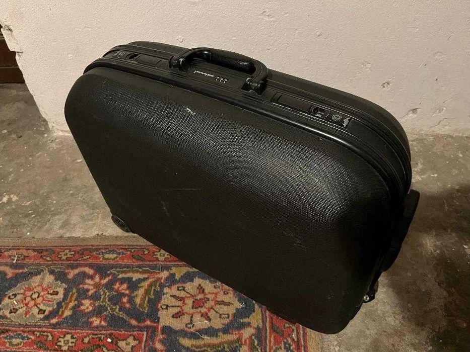 Твърд куфар с шифър